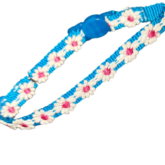 Katthalsband blått med vit/rosa blommor och silverbjällra